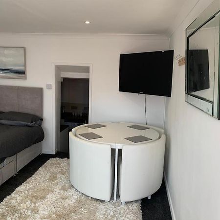 Beautiful Studio Apartment Milford Haven Esterno foto