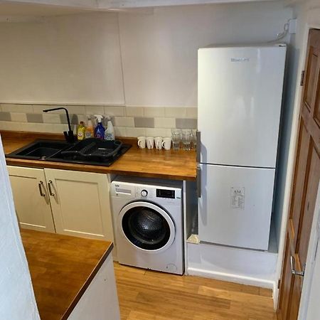 Beautiful Studio Apartment Milford Haven Esterno foto