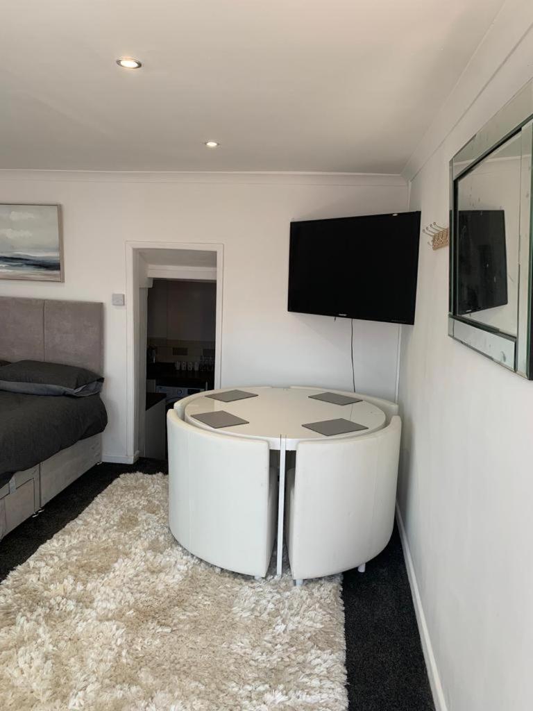 Beautiful Studio Apartment Milford Haven Esterno foto