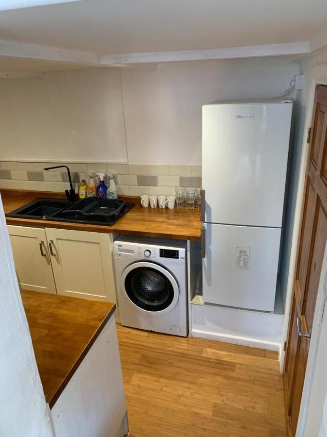 Beautiful Studio Apartment Milford Haven Esterno foto