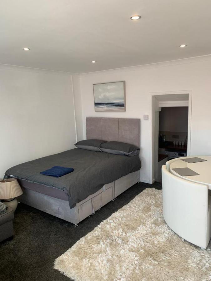 Beautiful Studio Apartment Milford Haven Esterno foto