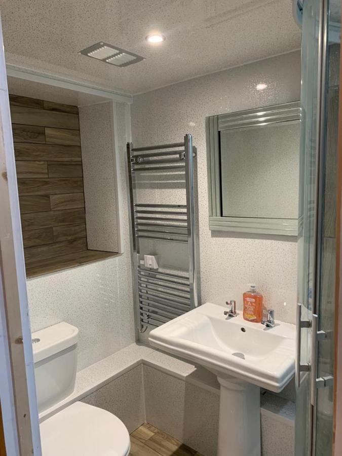 Beautiful Studio Apartment Milford Haven Esterno foto