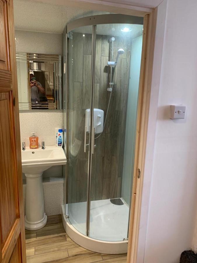 Beautiful Studio Apartment Milford Haven Esterno foto