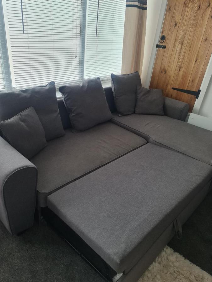 Beautiful Studio Apartment Milford Haven Esterno foto